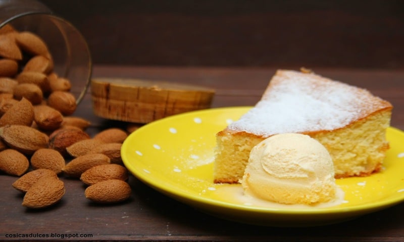 Gató de almendra with almond ice cream