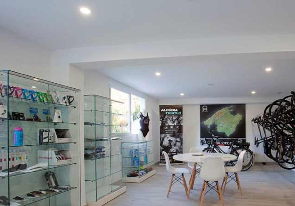 Sala interior destinada a alquiler de bicicletas y equipamiento ciclista del Bahía de Alcudia Hotel & Spa