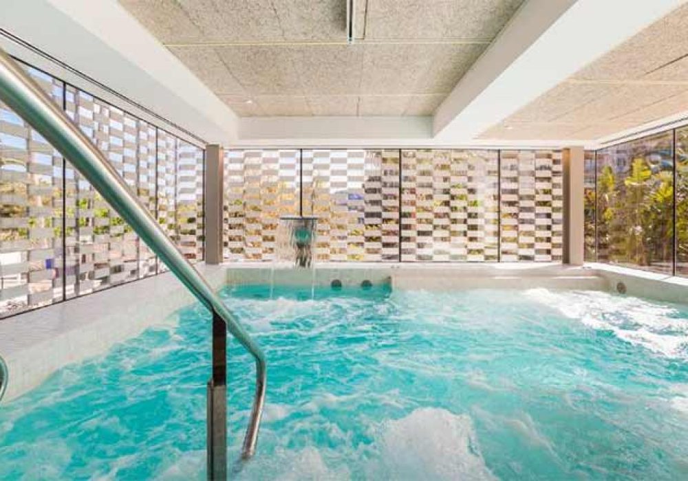 Zona de jacuzzi y spa en el Bahía de Alcudia Hotel & Spa