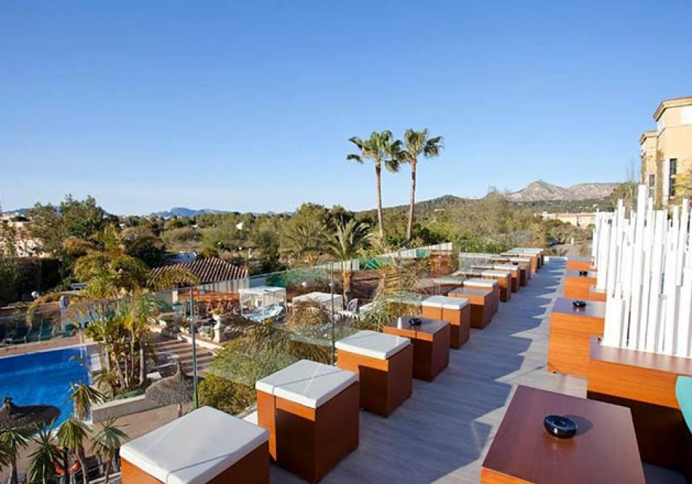 Terraza bar en el restaurante del Bahía de Alcudia Hotel & Spa