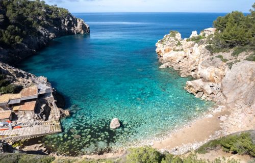 Vista aérea frontal de Cala Deià en Mallorca