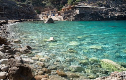 Vista lateral de Cala Deià en Mallorca