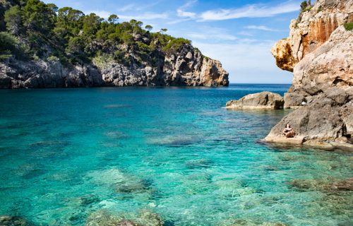 Vista frontal de Cala Deià en Mallorca