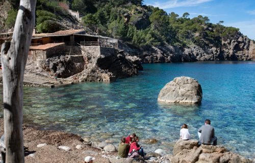 Foto familiar de Cala Deià en Mallorca