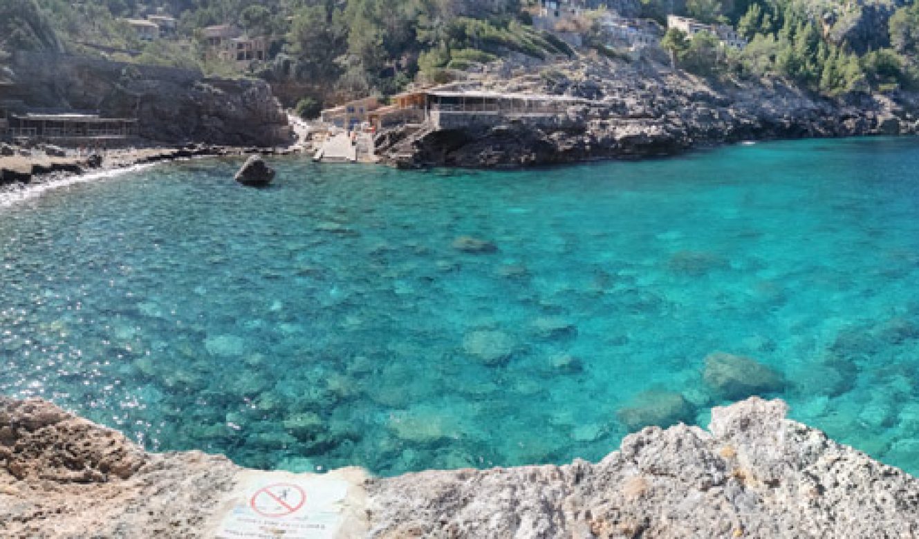 Panorámica de Cala Deià en la Sierra de Tramuntana de Mallorca