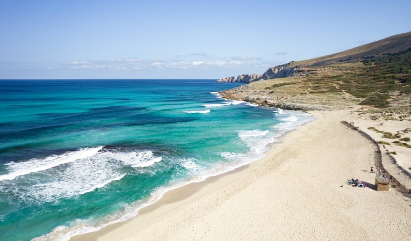 Vista aérea del lado derecho de la playa de Cala Mesquida