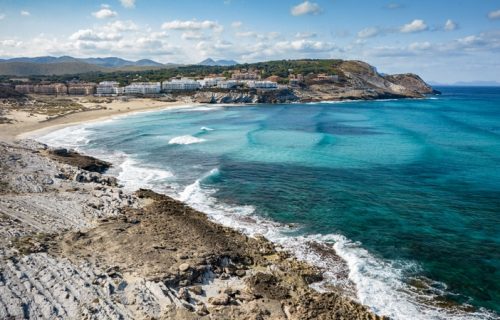 Vista aérea del lado izquierdo de la playa de Cala Mesquida
