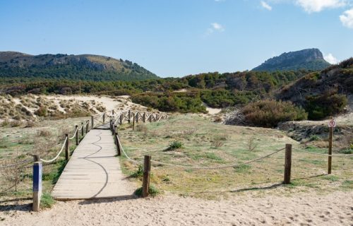 Vista panorámica de la playa de Cala Mesquida hacia las montañas