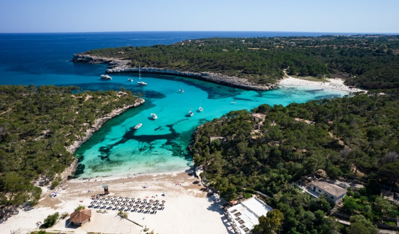 Vista aérea panorámica de Cala Mondragó con playa S'Amarador al fondo a la derecha