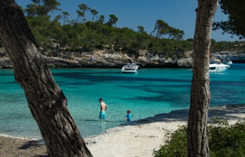 Padre e hijo en la orilla de Cala Mondragó