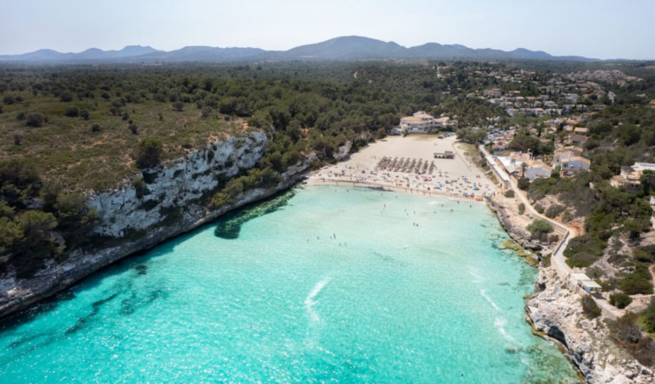 Vista aérea de la playa de Cala Romántica o S'Estany d'en Mas en Manacor en Mallorca