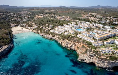Vista aérea de la playa de Cala Romántica o S'Estany d'en Mas en Manacor en Mallorca