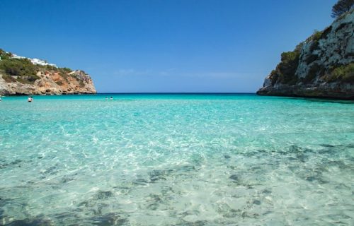 Aguas turquesas en la playa de Cala Romántica o S'Estany d'en Mas en Manacor en Mallorca