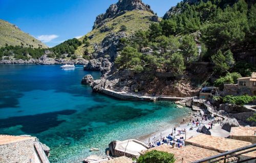 Cala de Sa Calobra y camino a la playa del Torrent de Pareis en Escorca en Mallorca