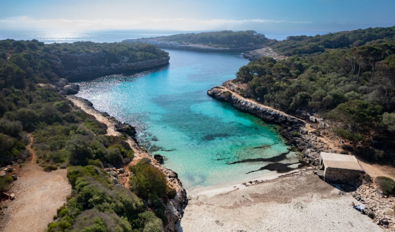 cala-sa-nau-yosoymallorca2 Foto aérea de Cala Sa Nau desde la arena visualizando su meandro hasta el mar