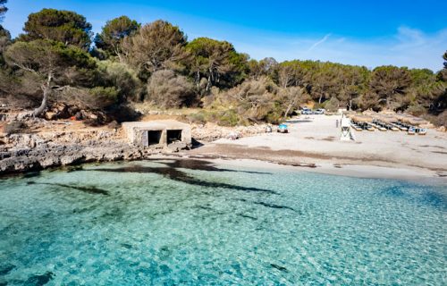Foto aérea de Cala Sa Nau desde el mar con la arena al fondo