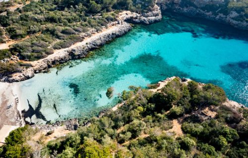 Foto aérea de Cala Sa Nau con la arena en la parte inferior izquierda