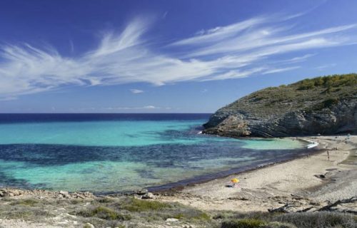 Vista aérea lateral izquierda de Cala Torta en Mallorca