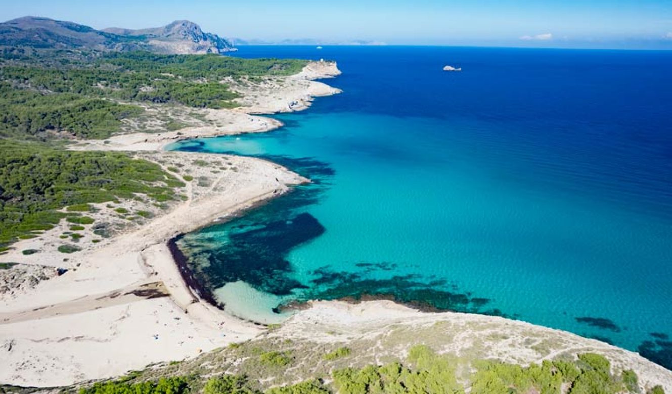 Vista aérea lateral derecha con Cala Mitjana y Cala Estreta de fondo en Mallorca
