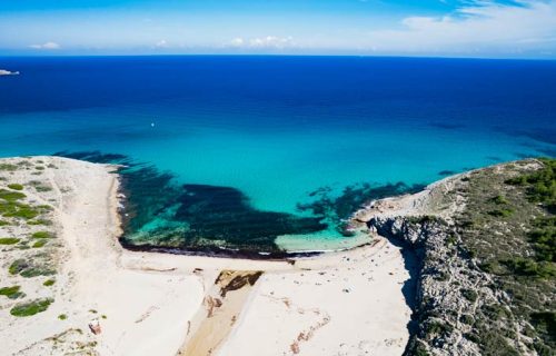 Vista aérea desde el arenal de Cala Torta hacia el mar en Mallorca