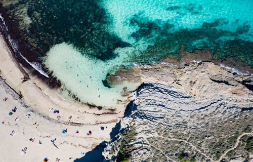 Vista cenital de la parte derecha de la orilla de Cala Torta en Mallorca