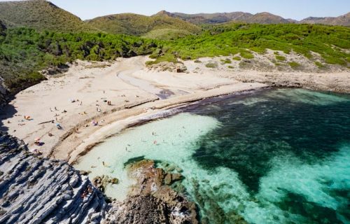 Vista aérea desde el mar de Cala Torta en Mallorca
