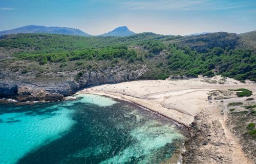 Vista aérea lateral izquierda de la playa de Cala Torta en Mallorca