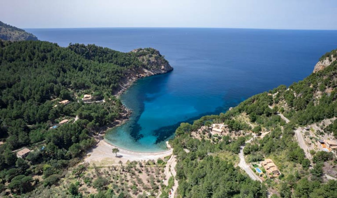 Vista aérea de Cala Tuent desde el mirador
