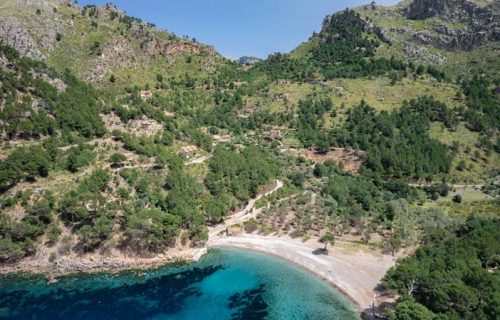 Vista aérea de Cala Tuent desde el mar