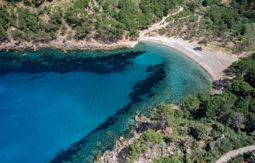 Vista aérea casi cenital de la orilla de Cala Tuent