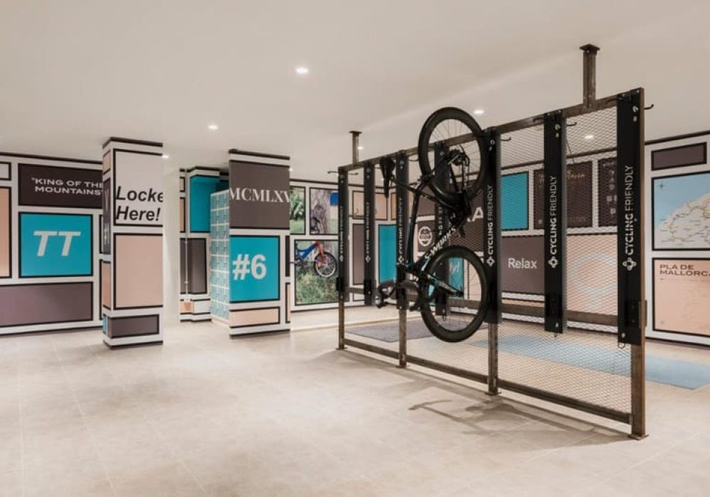 Interior de la habitación del "bike center" para guardar la bicicleta
