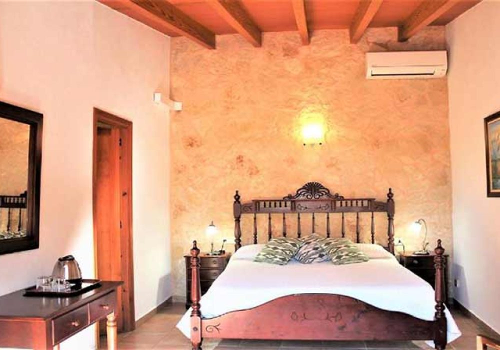 Interior de dormitorio en Finca Es Torrent
