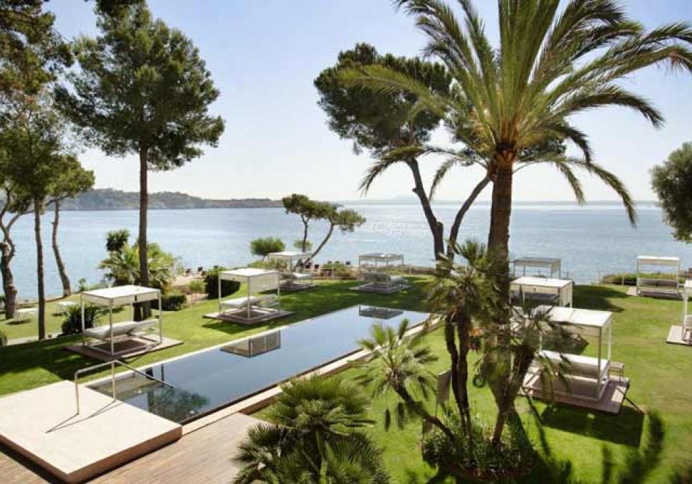 Jardines y piscina con vistas al mar