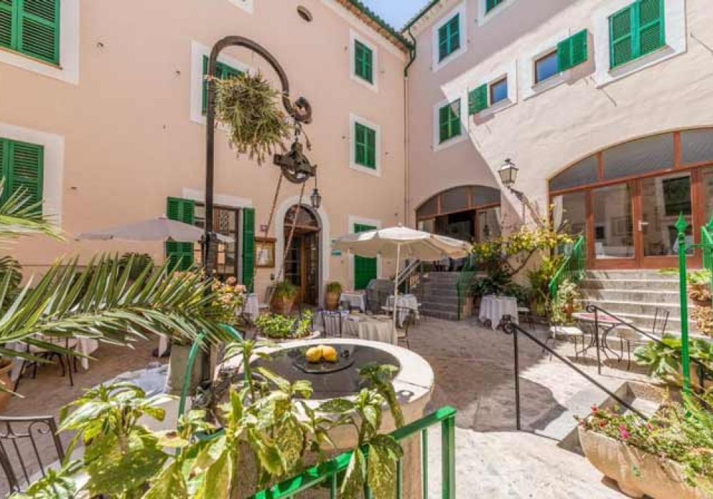 Patio interior del Hotel El Guía Sóller
