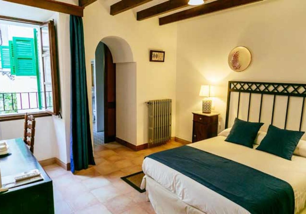 Vista de los encantadores dormitorios y el exterior del Hotel El Guía Sóller