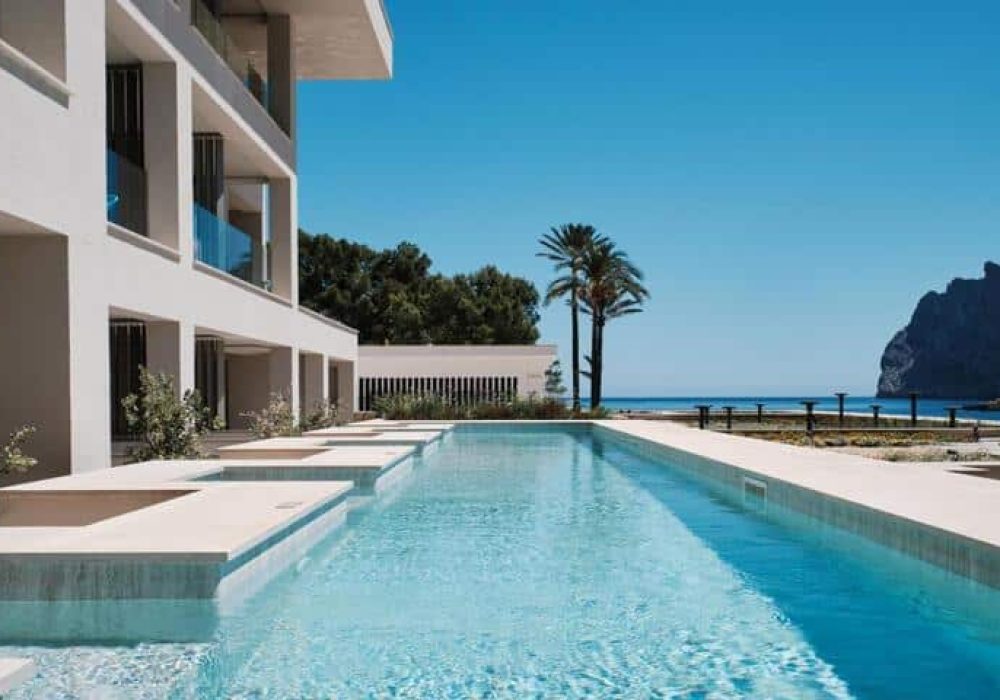 Piscina y vistas en el hotel El Vicenç de la Mar en Cala Sant Vicenç