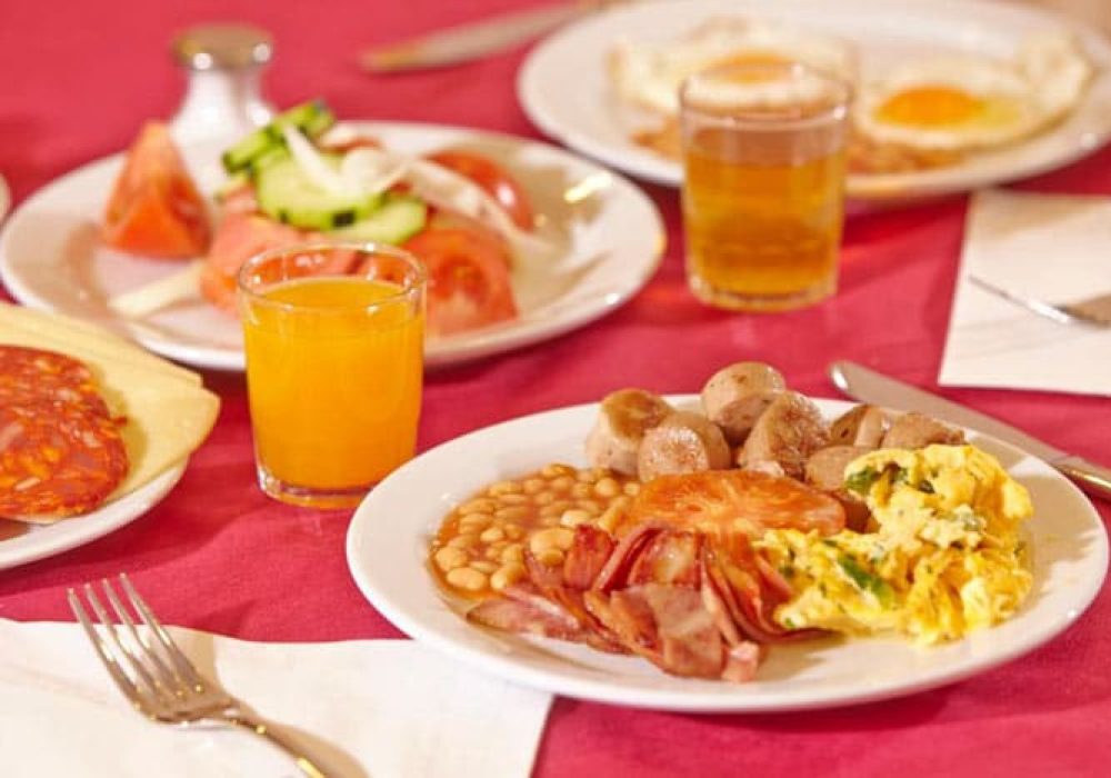 Desayuno continental servido en la mesa listo para comer