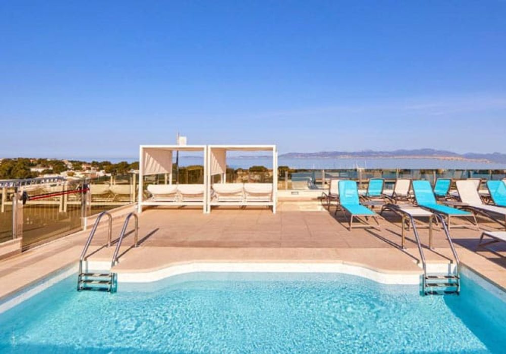 Rooftop con vistas al mar y a la bahía de Palma en el Hotel MLL Mediterranean Bay