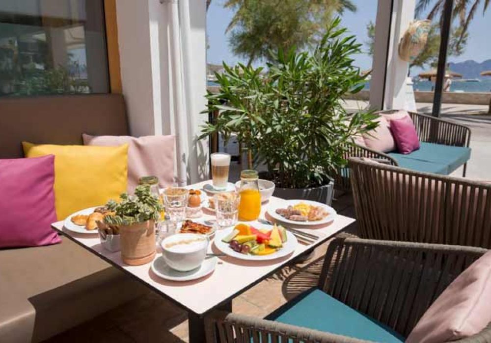 Desayuno con vistas al Paseo Marítimo