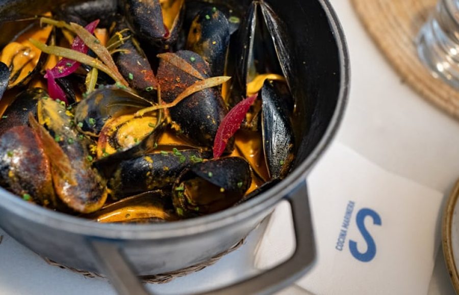 Mejillones de roca con emulsión de sobrasada en Restaurante Salicornia en la Colònia de Sant Jordi en Mallorca
