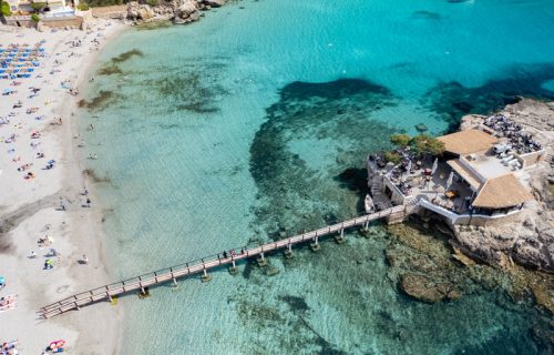 Puente de madera que une el restaurante L'Illeta con la playa de Camp de Mar