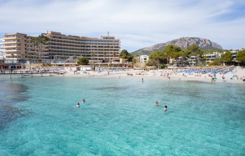 Playa de Camp de Mar desde la playa con bañistas