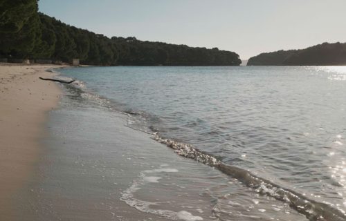 Orilla de Playa Formentor con vistas a la Illa de Geret al fondo