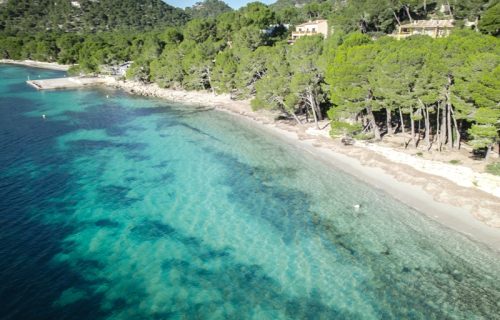 Vista aérea de varios metros de la Playa Formentor en Pollença