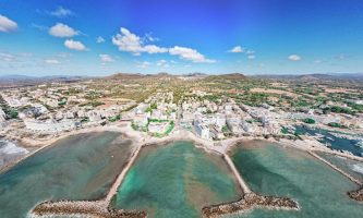 Imagen frontal de Cala Bona