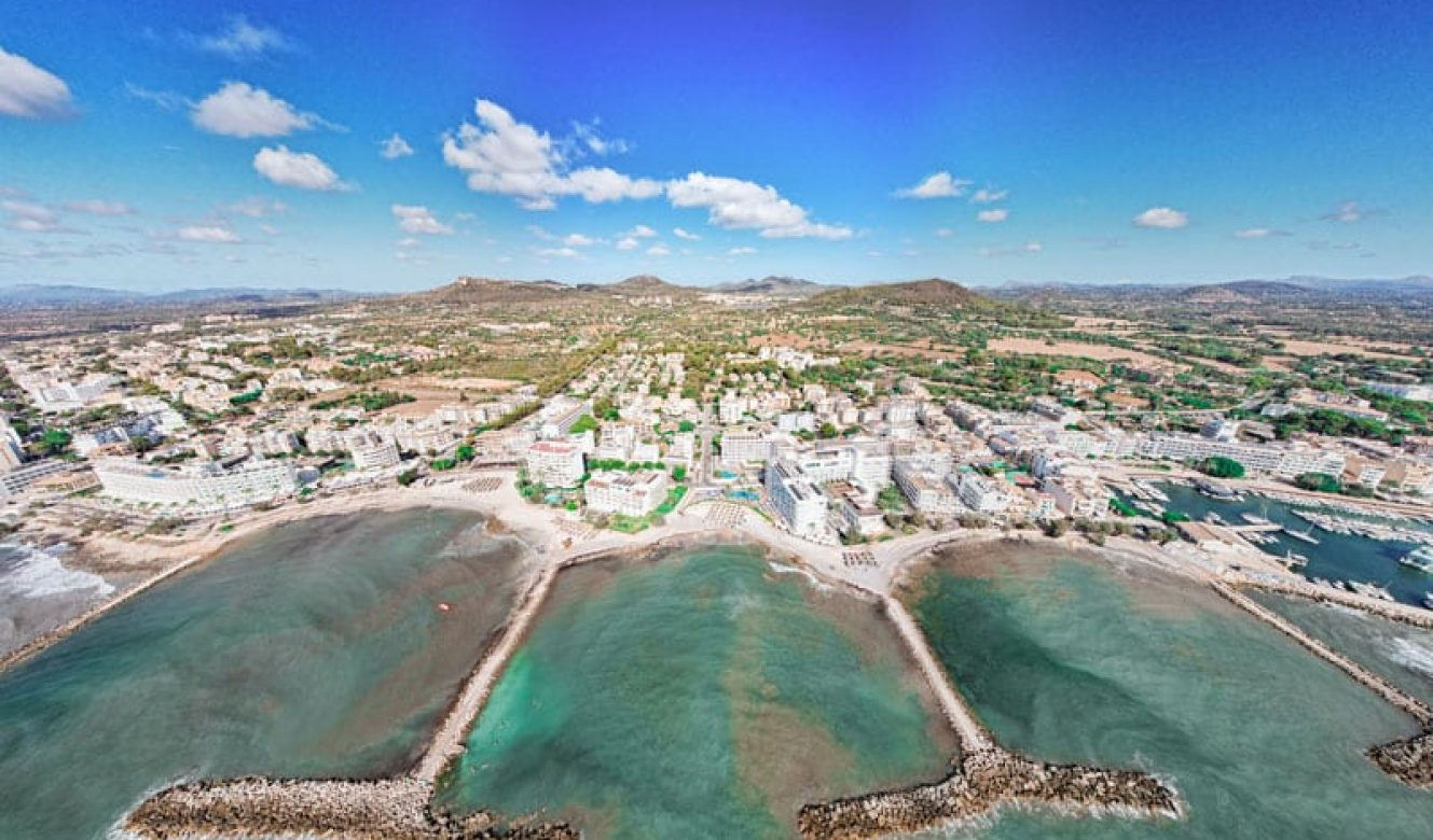 Imagen frontal de Cala Bona
