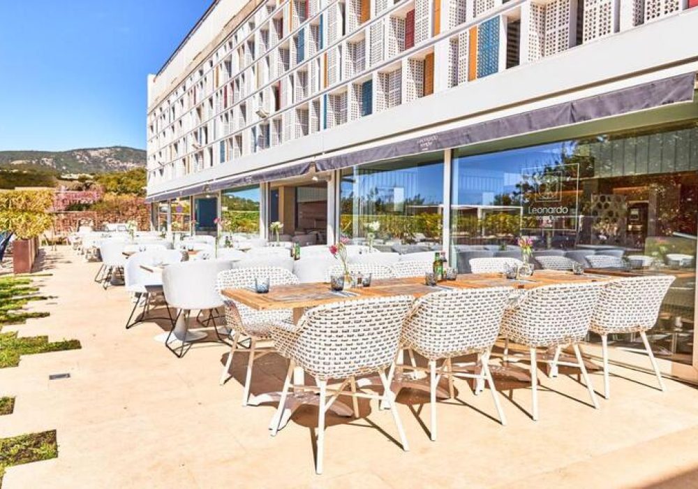 Terraza en el Leonardo Boutique Hotel Mallorca Port Portals