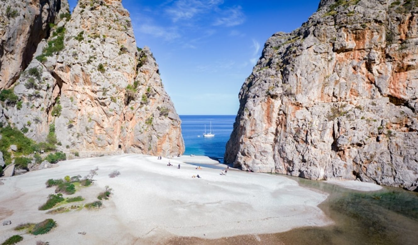 Vista aérea frontal de la playa del Torrent de Pareis desde el interior del torrente